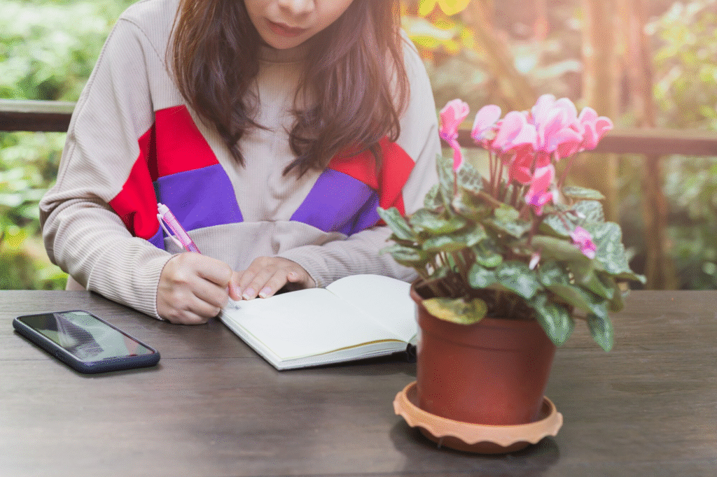 How to Use Creative Journaling for Emotional Clarity and Inner Peace | Soulfully Maria %alt% How to Use Creative Journaling for Emotional Clarity and Inner Peace 4
